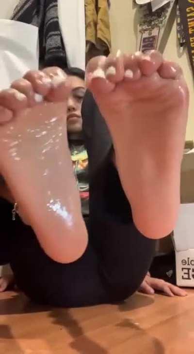 Don’t buy from scammers like u/TeenFeetsPlug or u/TeenFeetsHub lol