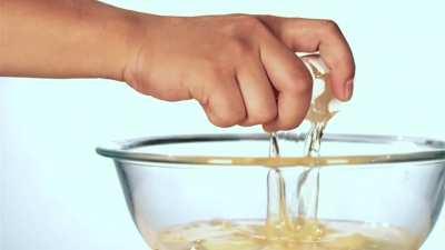 1 simple trick to perfect the art of the egg crack