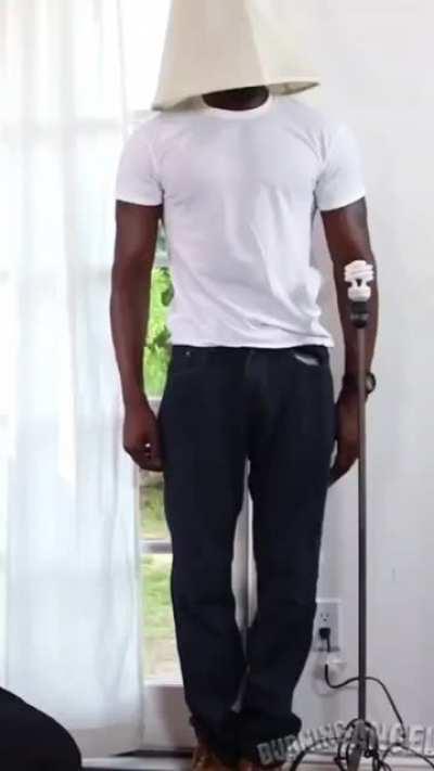 Muca chegando em casa e descobrindo o novo abajur da loirinha