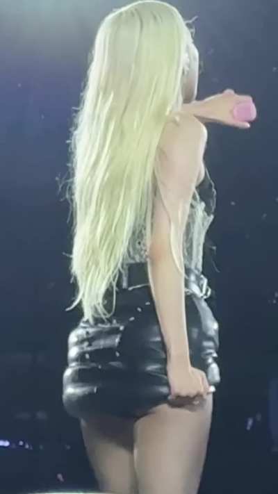 Jisoo and Rosé - BLACKPINK