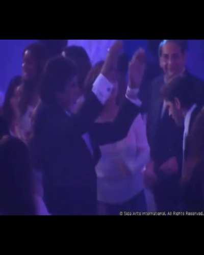 Big B, Priety,Hrithik, SRK all dancing on the same floor!! And they genuinely seem to be enjoying themselves and each other's company!! Back when Bollywood felt like one big family!!