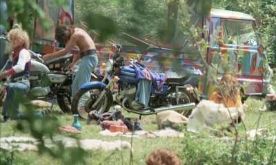 Group - Quelques messieurs trop tranquilles (FR1973) - A group of hippies arrived in a small quiet village.