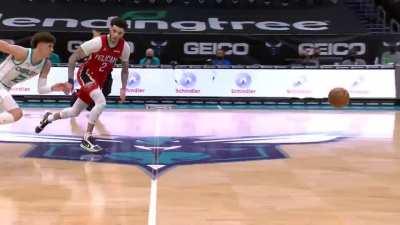 [Highlight] Both Ball Brothers go for the ball in crunch time