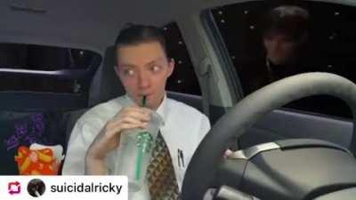 Reviewbrah gets blinded by bladee