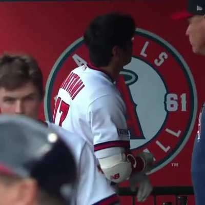 [Highlight] Ohtani finally shows his frustration and absolutely clobbers his helmet, but it fights back