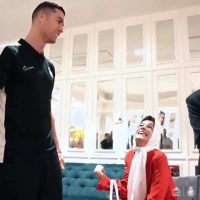 Iranian artist Fatemeh is paralyzed and uses her feet to paint iconic portraits, including her favorite player Ronaldo. The time when Ronaldo was in Iran, he surprised her in person. Goodness wins