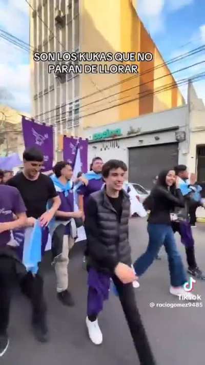 Las Fuerzas del Cielo copan las calles. (Encima les venden esas remeras violetas).