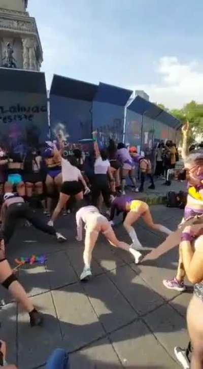 Que pa apoyar la causa