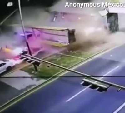 Trailer noquea un puente peatonal
