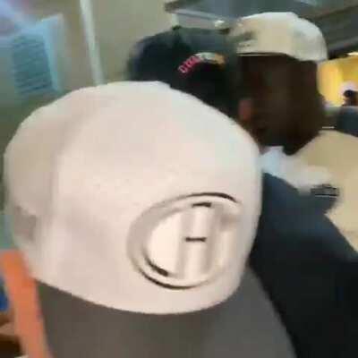 Jogadores do Atlético-MG Marrony e Borrero são retirados a força da balada pela galoucura no domingo a noite (29/11)