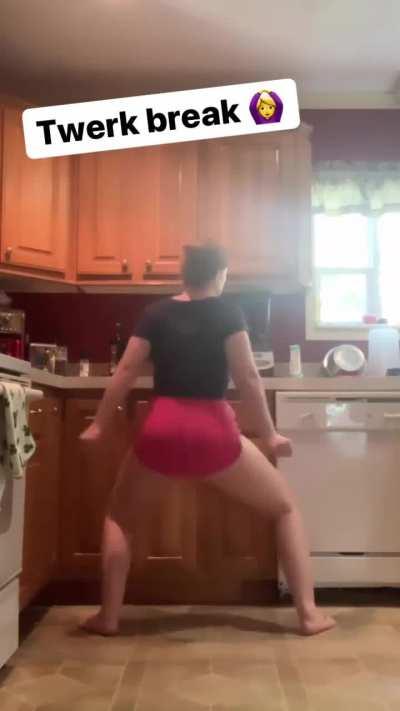 Twerk break 🍑