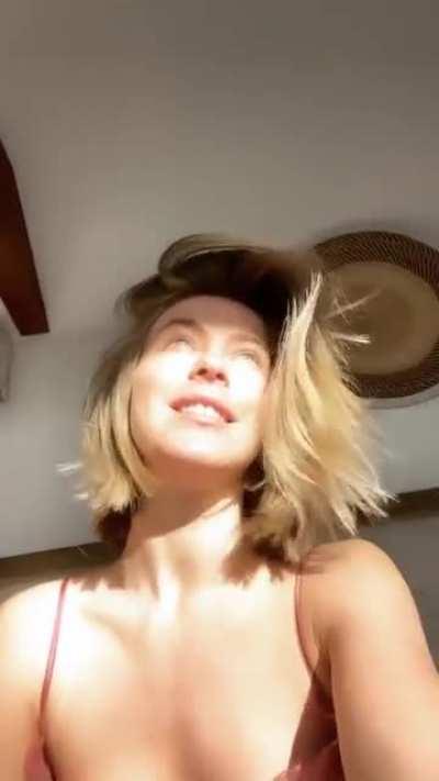 Julianne Hough lovely