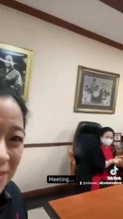 Lagi meeting serius ama presiden malah jadi vlog