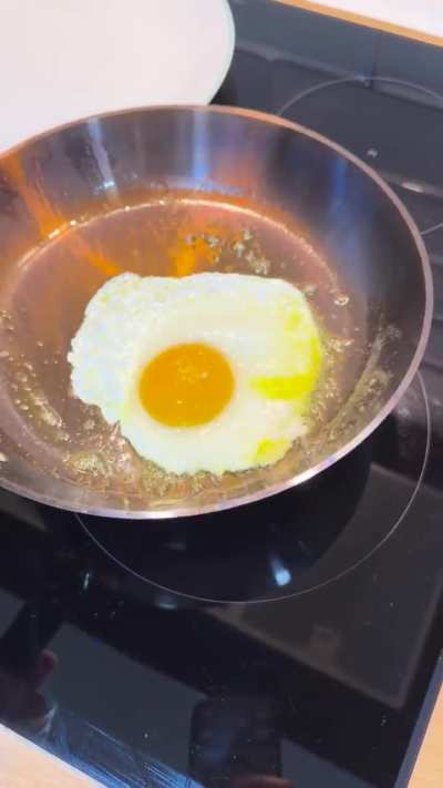 Wohoo! Egg sliding on first use of the pan