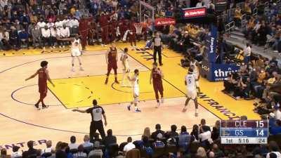 [Highlight] Steph Curry heats up and drills 3 straight triples