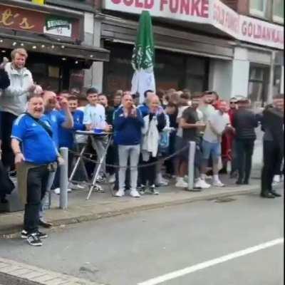 Torcedor da Albânia quebrando o espaguete na frente dos italianos antes do jogo