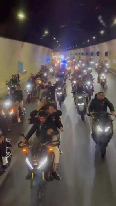 POV sei sul Pullman del Napoli che torna a casa da Torino dopo aver vinto la parita scudetto