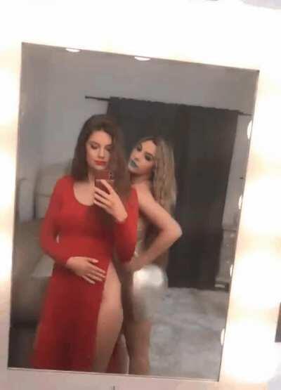 Lele Pons slapping her own ass