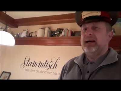 Dieser Wirt aus Puchberg macht im Lockdown wenigstens was Sinnvolles: Lustige Videos (wenn es nur nicht so traurig wäre). War sogar schon mal dort :)