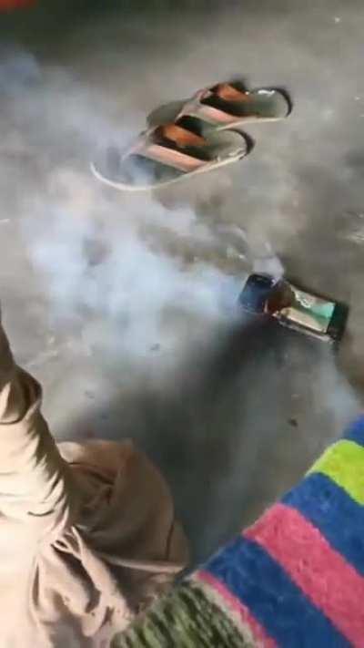 Snapping a iPhone in half while it’s on