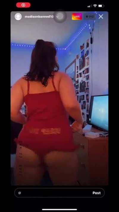 madisonbanned10/Bestfriend shows her tits and twerks for us🍒🍑