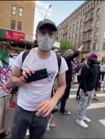 Streamer begs for content