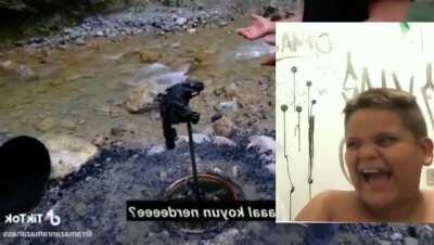 Улыбашка нервно курит в сторонке