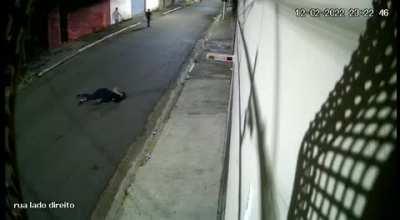 Cidadão perde o freio e atropelha assaltantes que iriam tomar uma cervejinha depois.