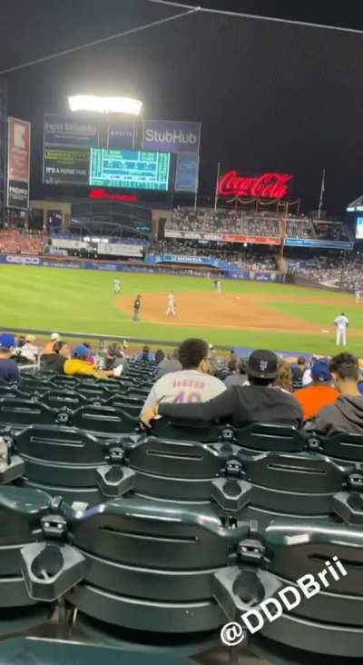 Another stadium, another flash ⚾️😜