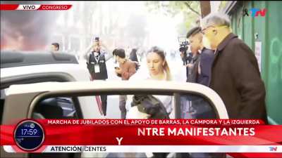 A una chica le rompieron el auto