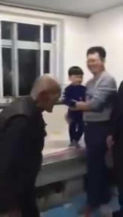 ‘Papa, come!’ (son, father, grandfather, great grandfather, great great grandfather)