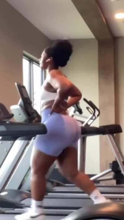 Leticia Monyelle (@l.monyelle)