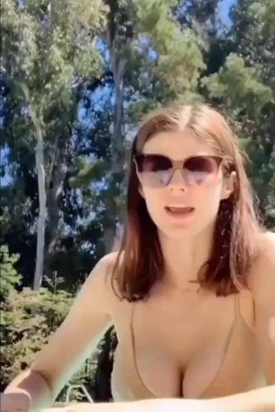 Sydney Sweeney & Alexandra Daddario