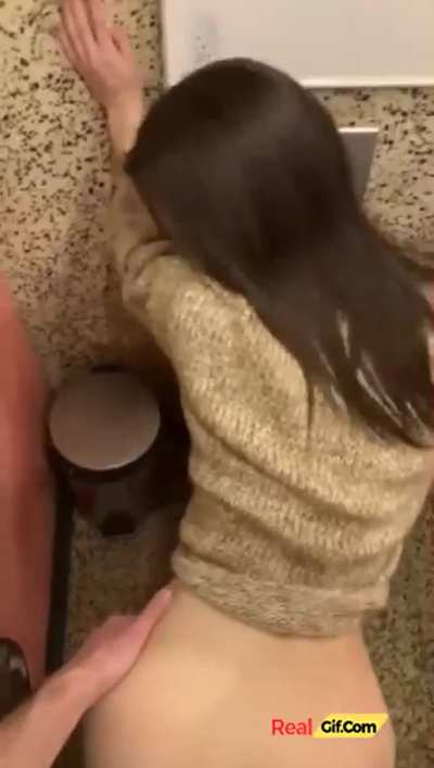 Couple have sex on the first date