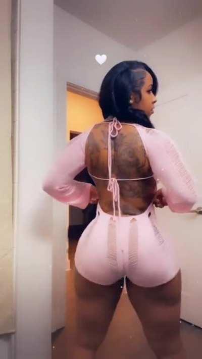 Just wait till she turns around.