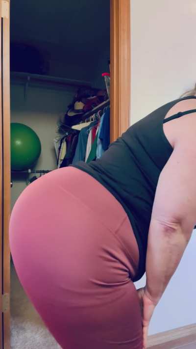 I want to lay on top of you and kiss you as you smack my ass while I let out fart after fart 💨 for you. 🥰😘