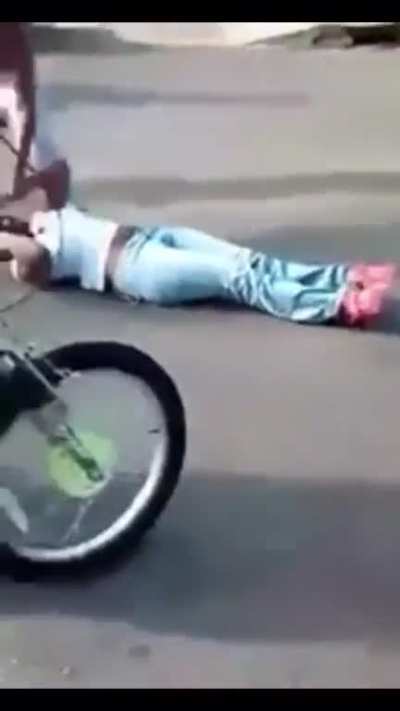 Girl gets KO in a street fight