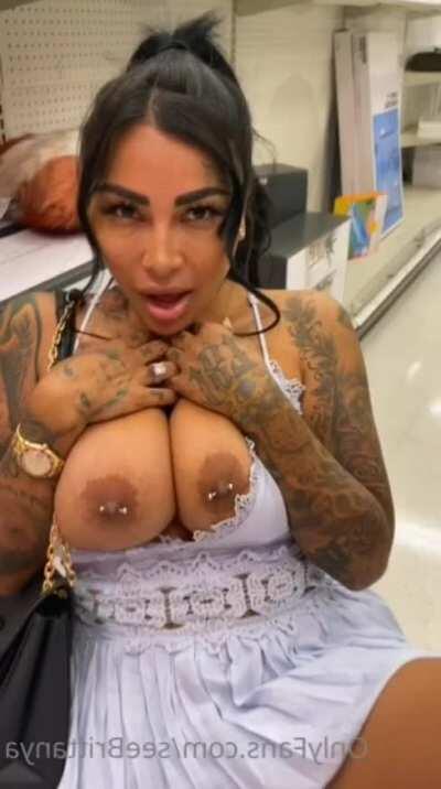 Sexy girl jumping on her toy in public 🔥 Link in Comment