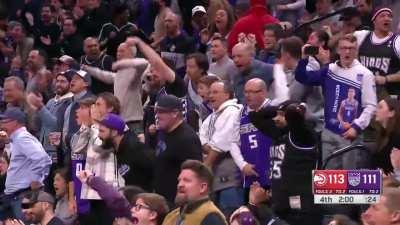 [Highlight] De'Aaron Fox detonates on Okongwu late in the 4th