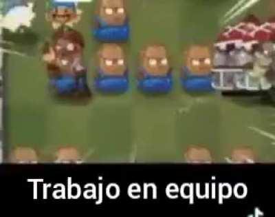 Yo y mi amigo trabajando en equipo para hacer las tareas