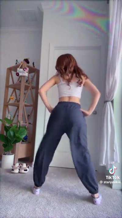 Como mueve el culito la putita 🤤, que ganas de mamarcelo 🍑🥵