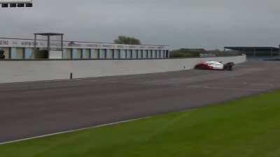 Автономный автомобиль УНИЧТОЖАЕТ гоночный трек на соревновании Roborace