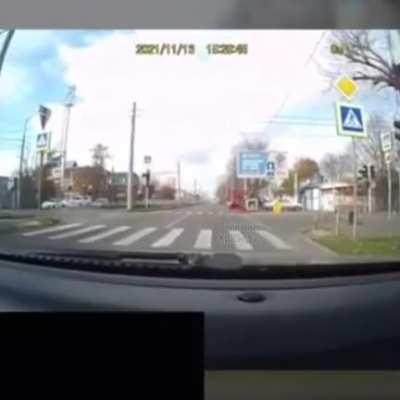 В Краснодаре водитель белого автомобиля, пересекая перекрёсток с трамвайными путями, не сбавил скорость и подлетел в воздух.