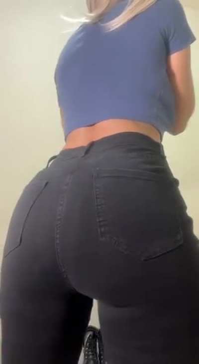 Daddy, are you ready for my jean farts? They're all yours if you can 😈😈😈, i am aviable for video call, sexting, dick rate, custom, masturbation, videos shart