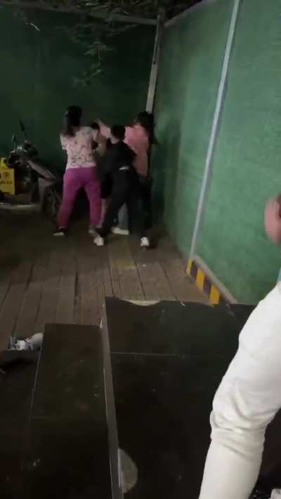 石家庄正定县，祖孙三代当街抓小三