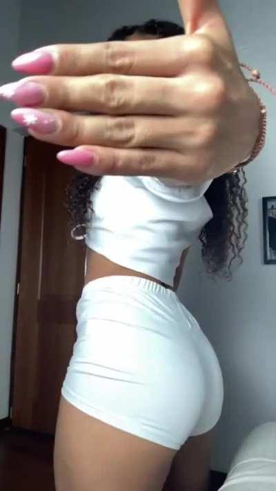 Emily (@ilovesmilinggg)