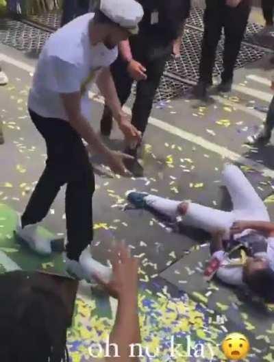 Klay snatchin’ bodies at the Parade 😭