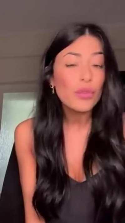 Όχι τίποτα, να μην χαλάει το σάλιο της.