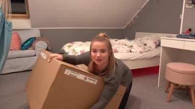 Ein bisschen „downblouse“ ... Video: „2ter Autounfall in einem Monat“