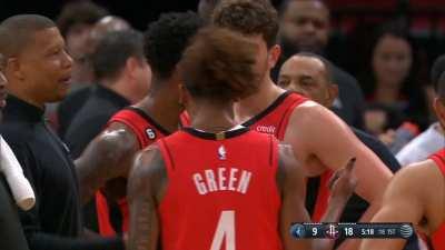 [Highlight] Altercation occurs between the Rockets and Timberwolves after Jalen Green throws the ball at Kyle Anderson then Anderson shoves Naz Reid into Jalen on the next play. Team security called to break it up. Refs assess a loose ball foul and a tech